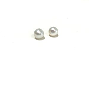 Exquisite 18kt South Sea Pearl Studs: A Timeless Addition to Your Jewelry Collection!