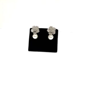 Sparkle in Style: 14kt Diamond Studs with Lustrous Pearls – A Must-Have for Elegant Fashionistas!