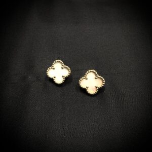 Elegant 18kt Gold Studs – Timeless Jewelry for Every Occasion