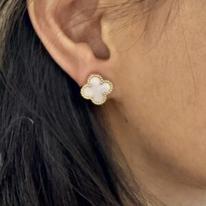 Elegant 18kt Gold Studs – Timeless Jewelry for Every Occasion